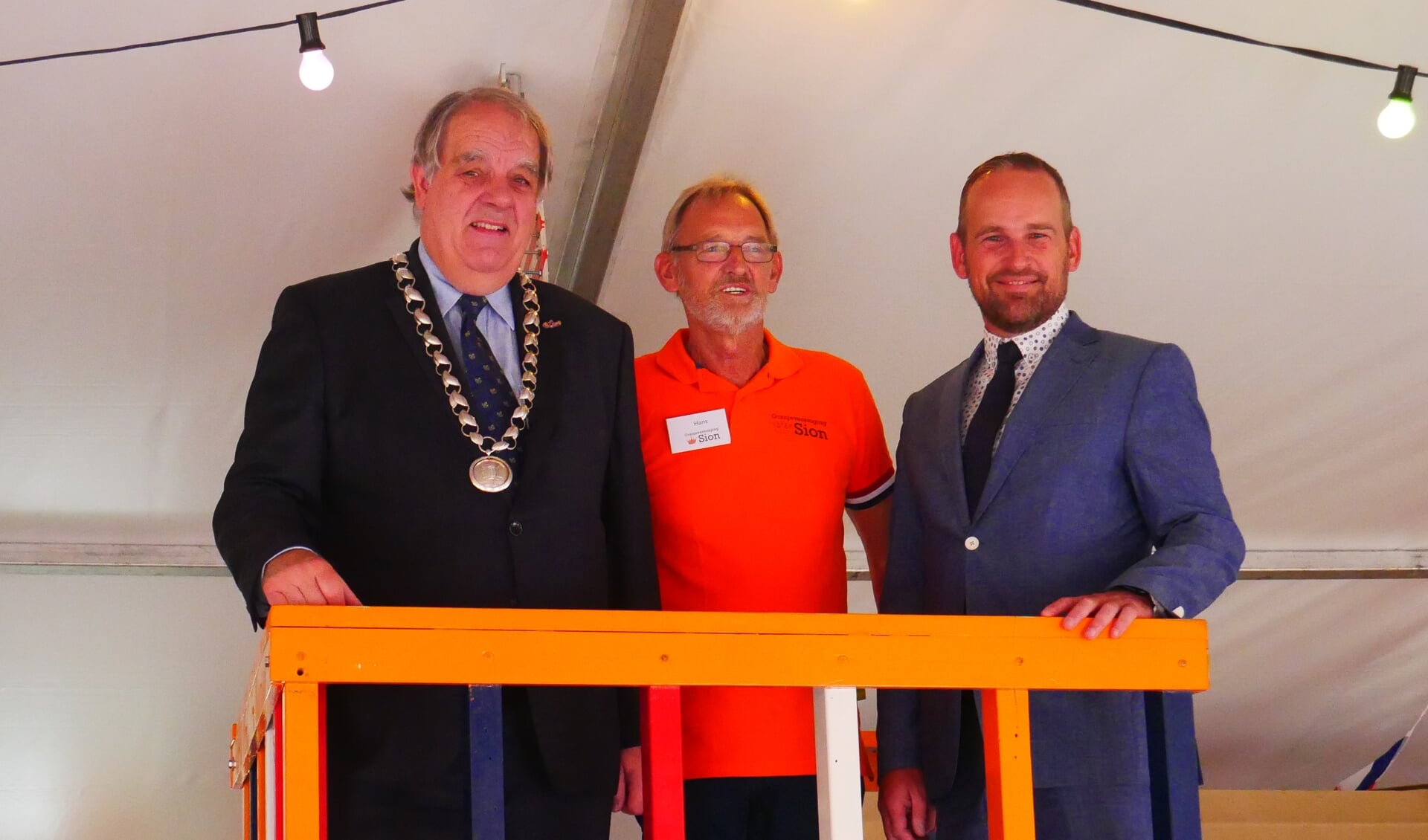 Bas Verkerk (wnd. burgemeester van Rijswijk), Hans Broekhuizen (voorzitter Oranjevereniging Sion) en Bram van Hemmen (wnd. burgemeester van Midden-Delfland).  