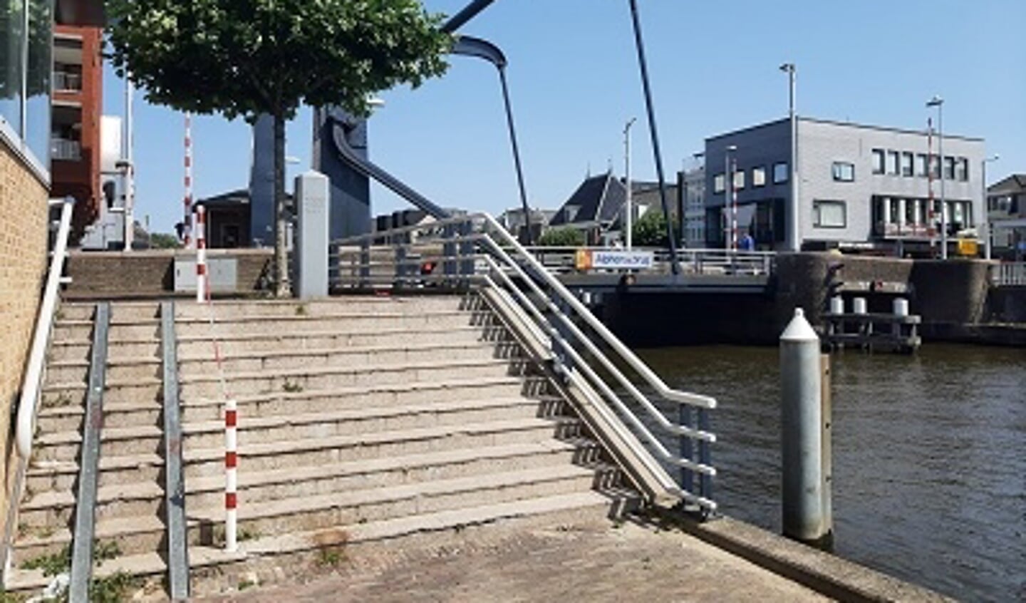 De kadetrap bij Alphensebrug krijgt een opknapbeurt.