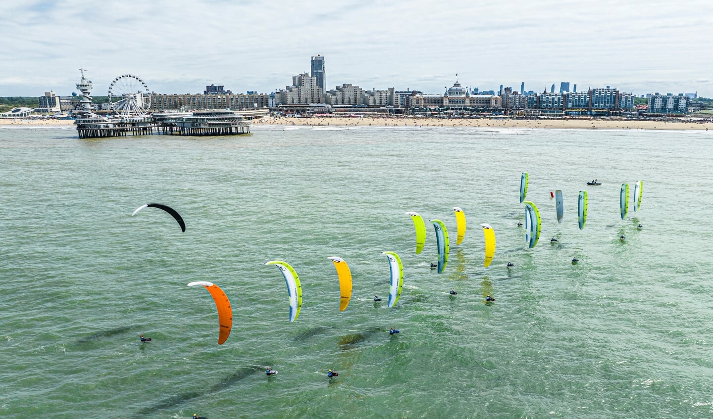 Foiling kites voor de kust van Den Haag.