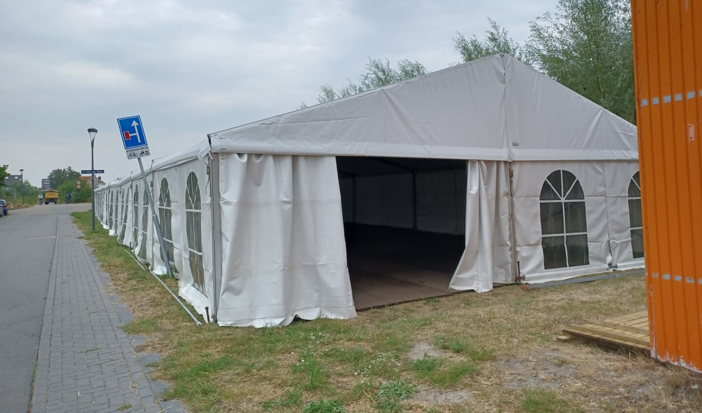 De tent werd maandag 15 augustus opgezet.