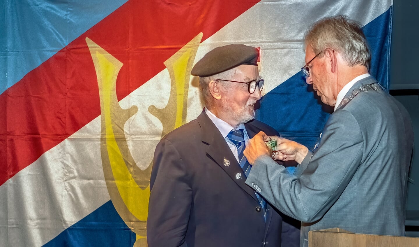 De 80-jarige veteraan Theo Pronk kreeg alsnog het Nieuw-Guinea Herinneringskruis opgespeld door burgemeester Don Bijl.