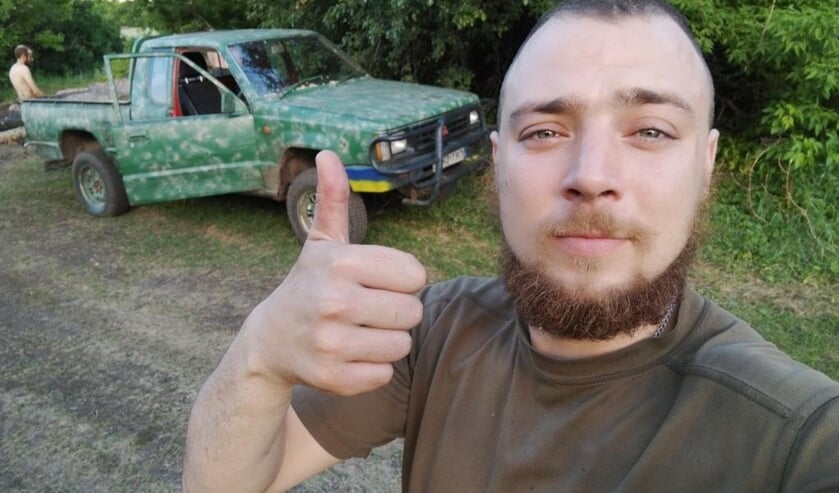 Yevgeniy bij het voertuig dat later beschoten zou worden.