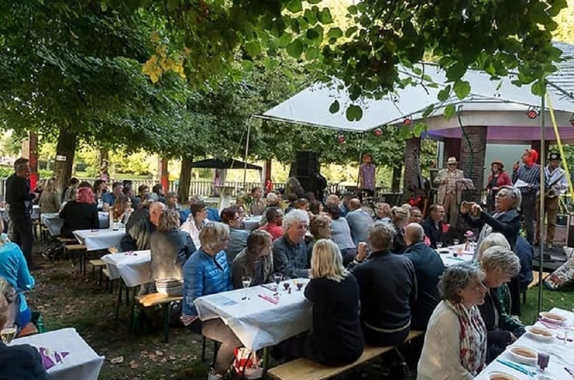 Bezoekers genieten tijdens een eerdere editie van Verueño van diner en muziek. (Foto: PR)
