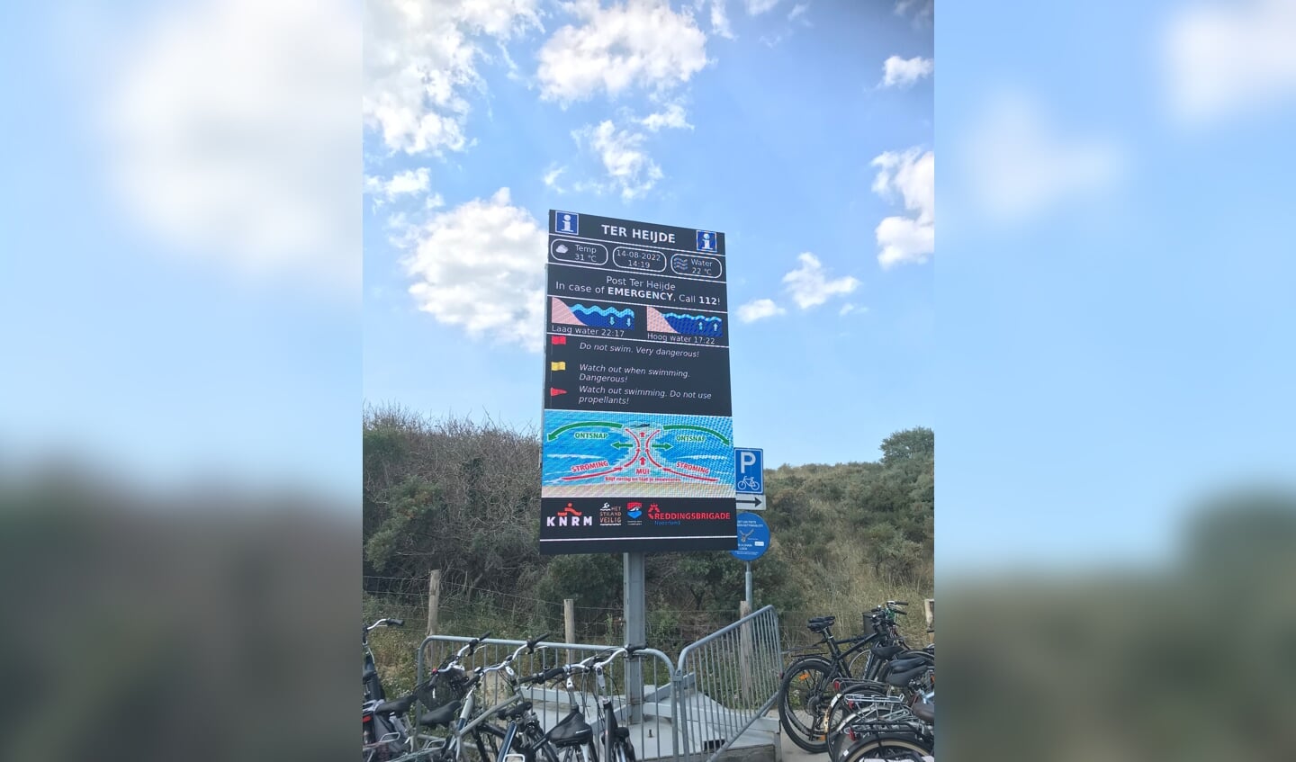 Het LED-bord bij de strandopgang van Ter Heijde.