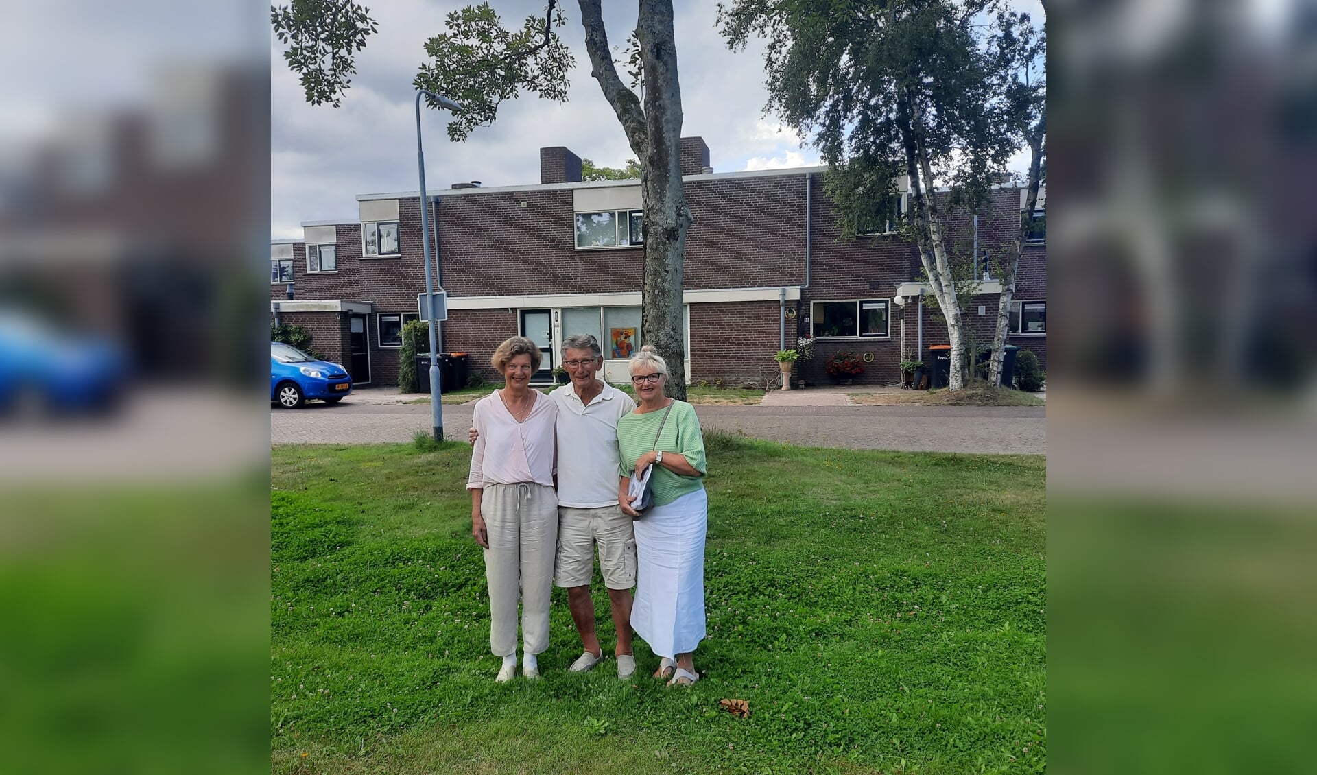 Greta Tromp en Klaas van den Berg en Ank Pronk op het veldje aan het Duizendblad waar saamhorigheid 27 augustus kan bloeien 