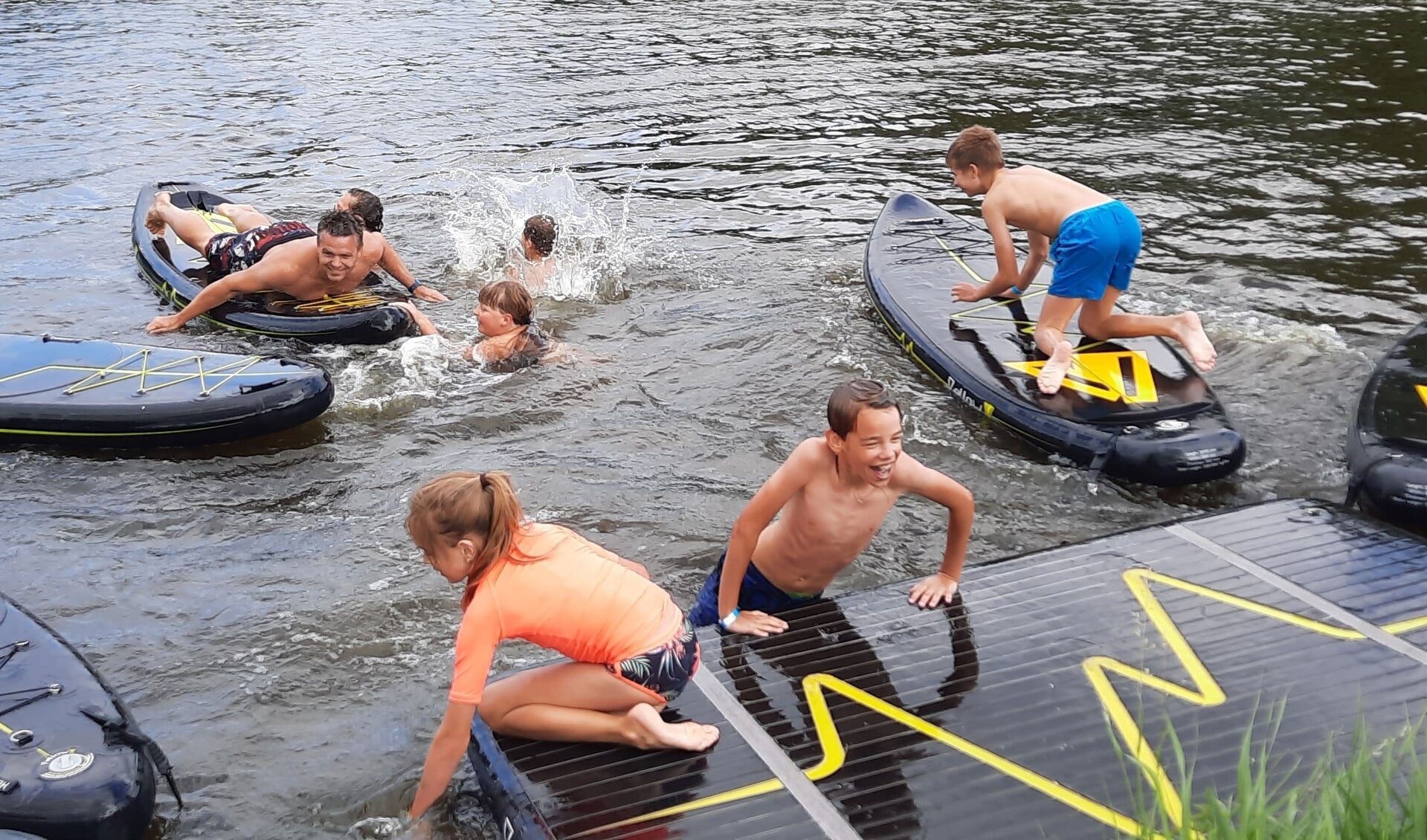 De Vlaardingse jeugd kon zich helemaal uitleven op de Wilde Waterpoort Dagen aan de oever van de Vlaardinger Vaart.