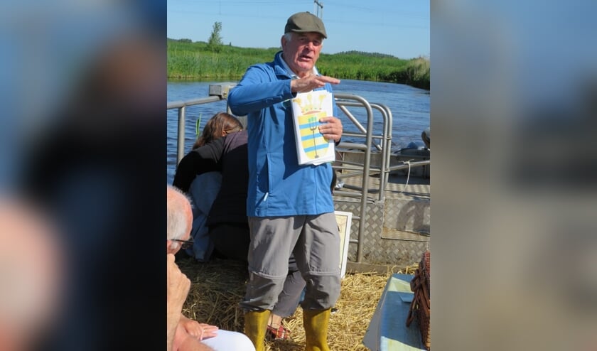 Jan Heitlager praat de passagiers bij.