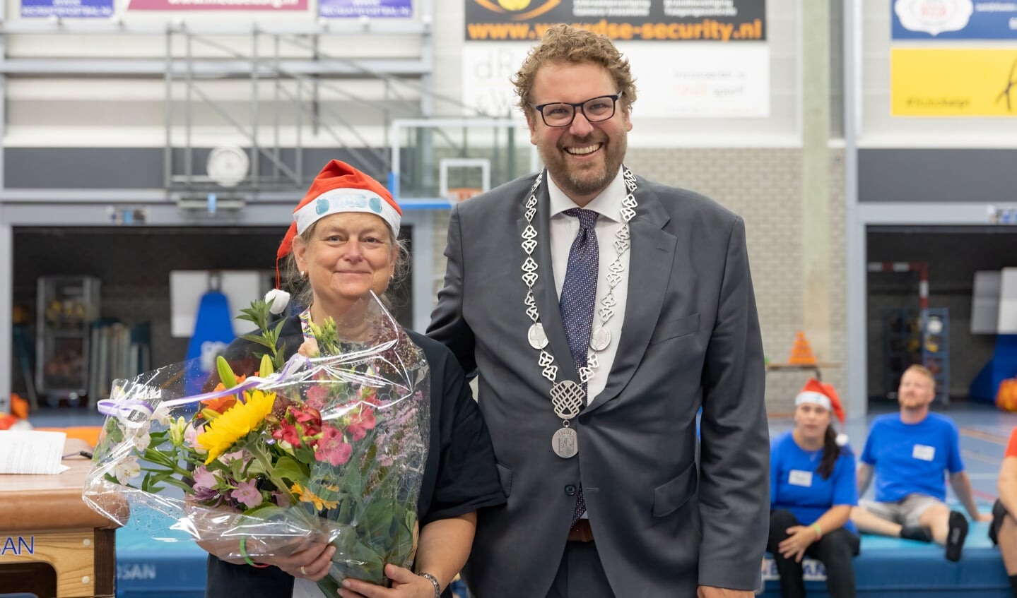 Na de lovende woorden door de nieuwe burgemeester van Dijk en Waard, Maarten Poorter, nam ze de Gouden Reiger dankbaar in ontvangst. 