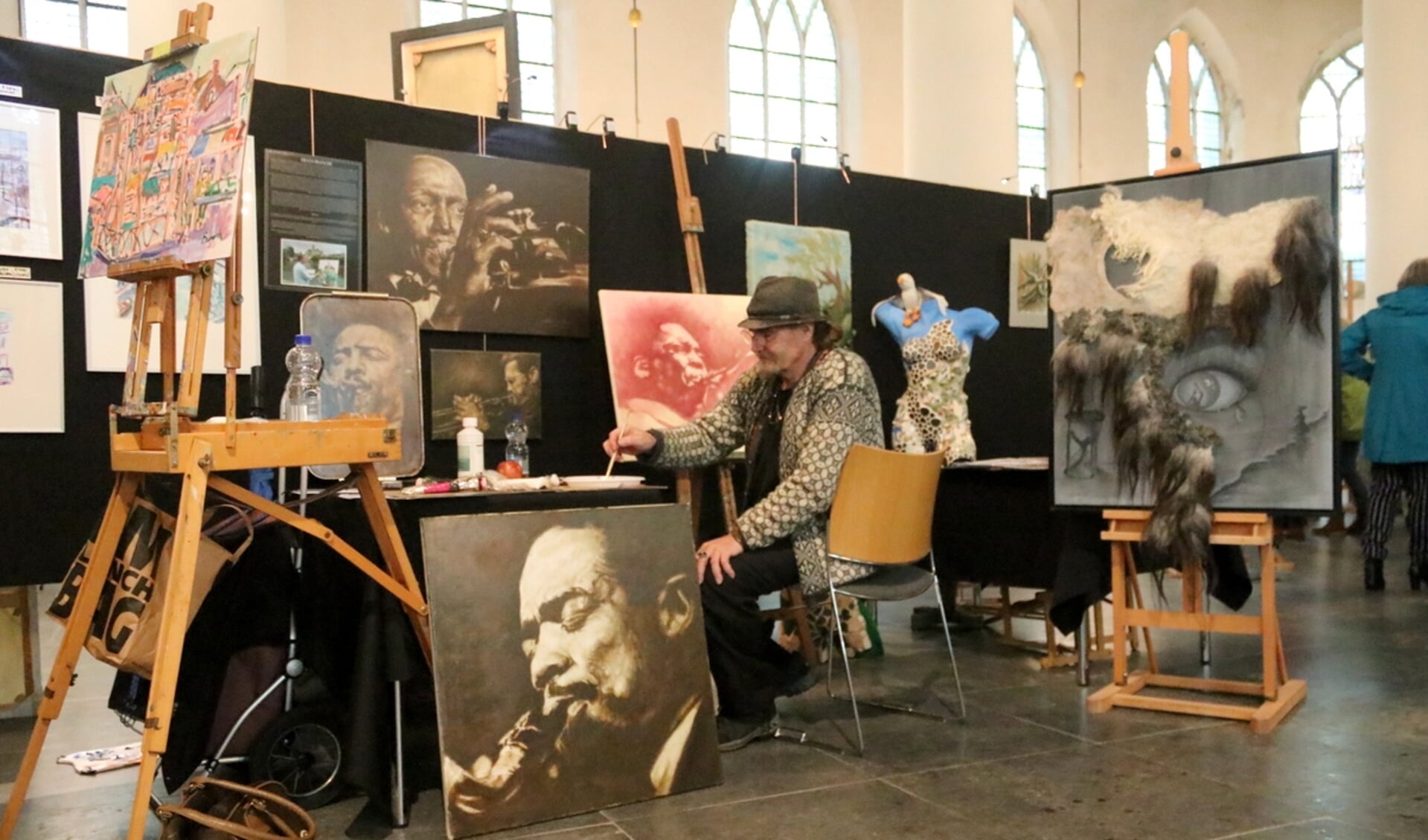 Kunstenaar Albert de Bruin aan het werk op de eerste Kunst in de Kerk van vorig jaar. Dit jaar maakt dit evenement samen met het festival Onder de Linden een forse herstart.