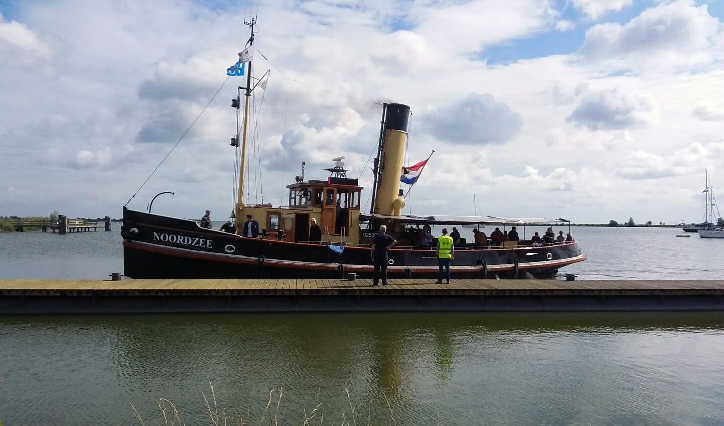 ss Noordzee meert aan bij Stoommuseum