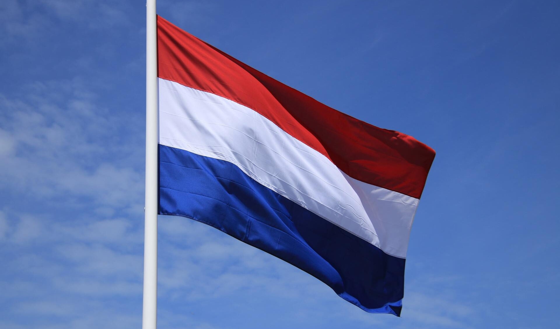 De Nederlandse vlag wappert maandag 15 augustus op het gemeentehuis in Schagen.