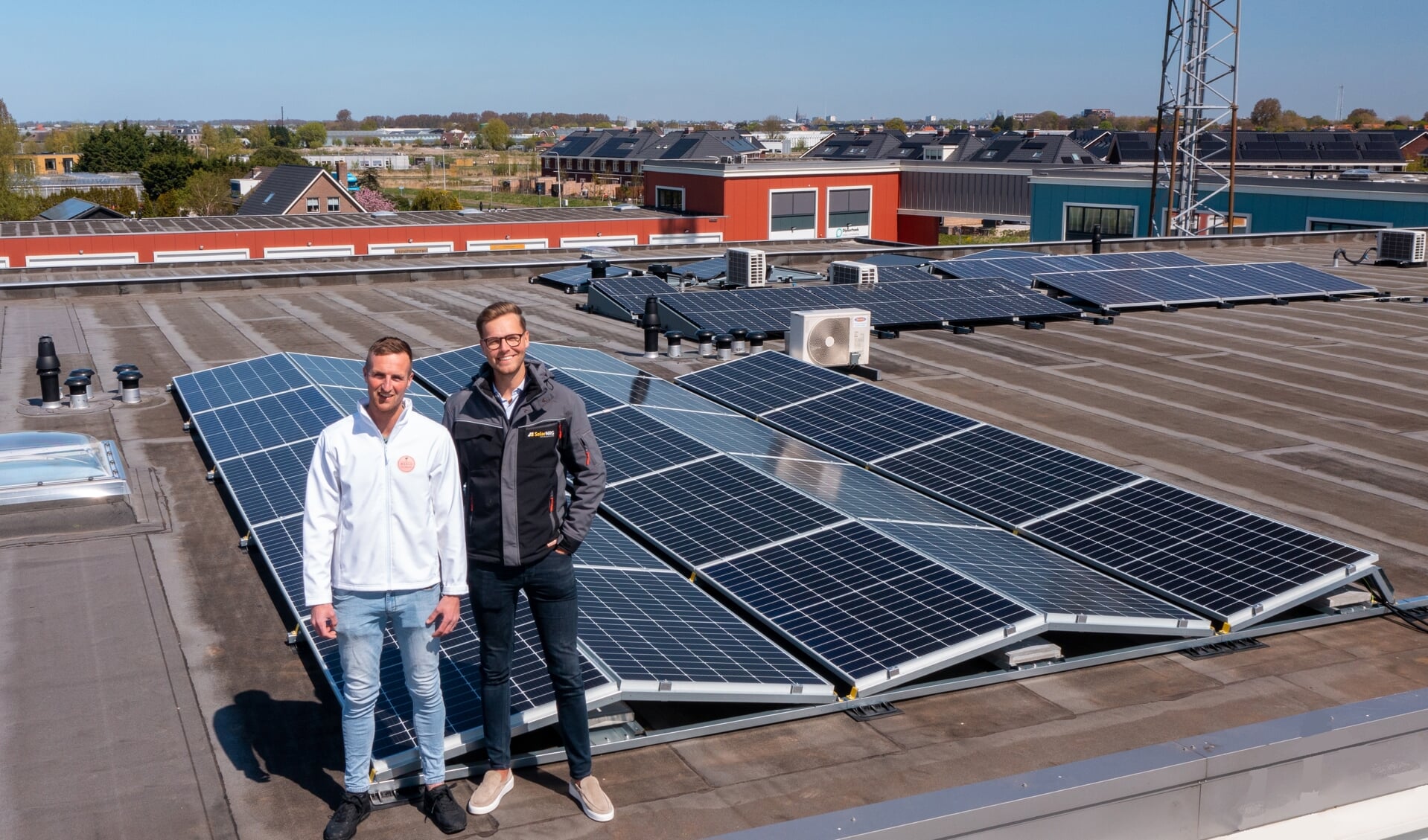 In mei heeft SolarNRG 24 zonnepanelen op het dak van Mealo geplaatst.