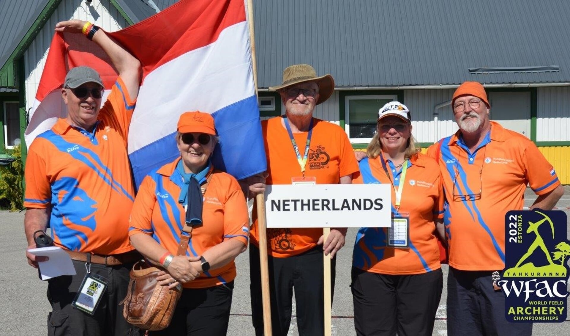 Het Nederlands Team vlnr Jan Enthoven, Judith Porsch, de vlaggendrager, Inge Enthoven, Maarten Porsch.