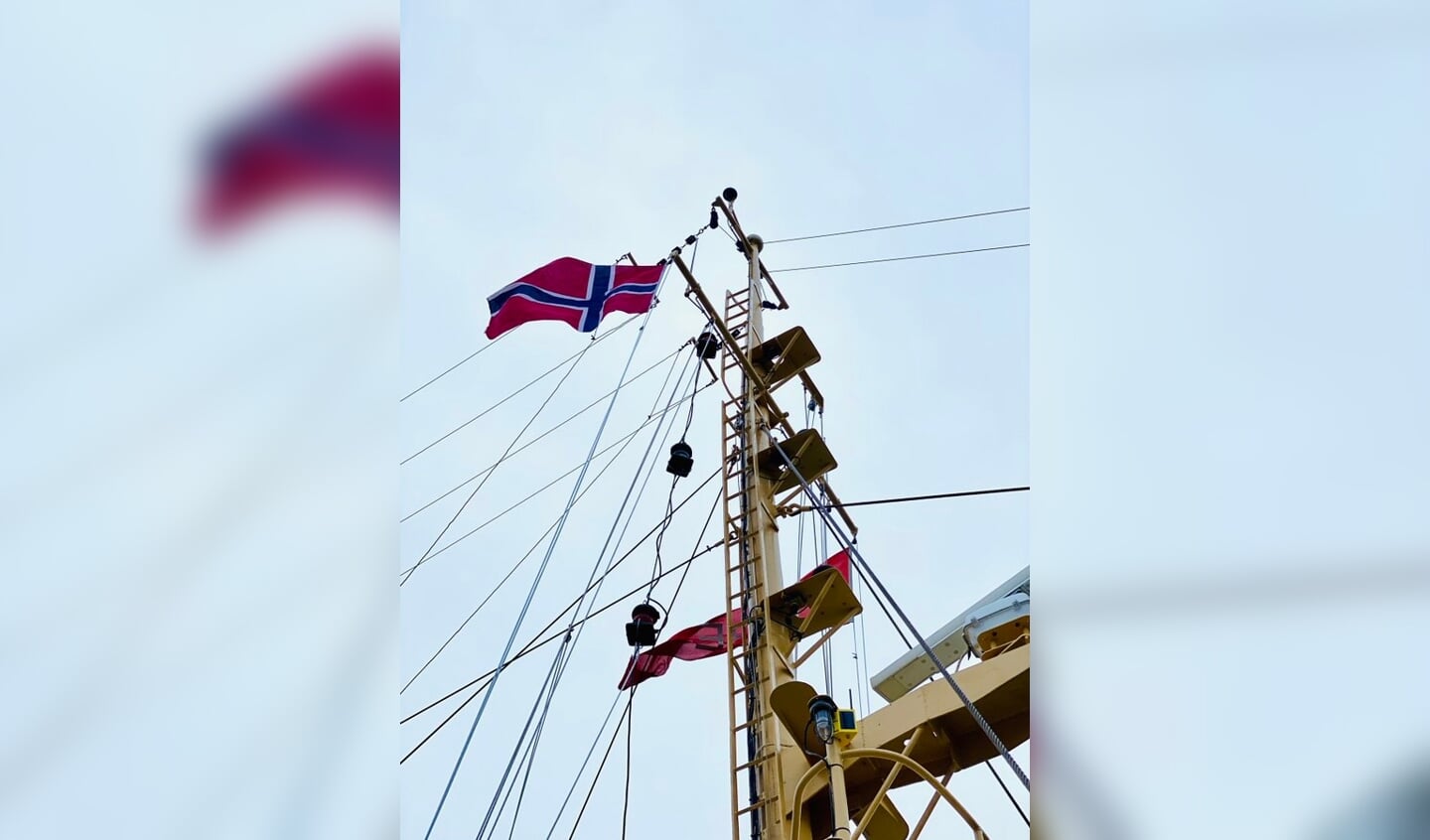 De Noorse vlag in top van de Elbemast.