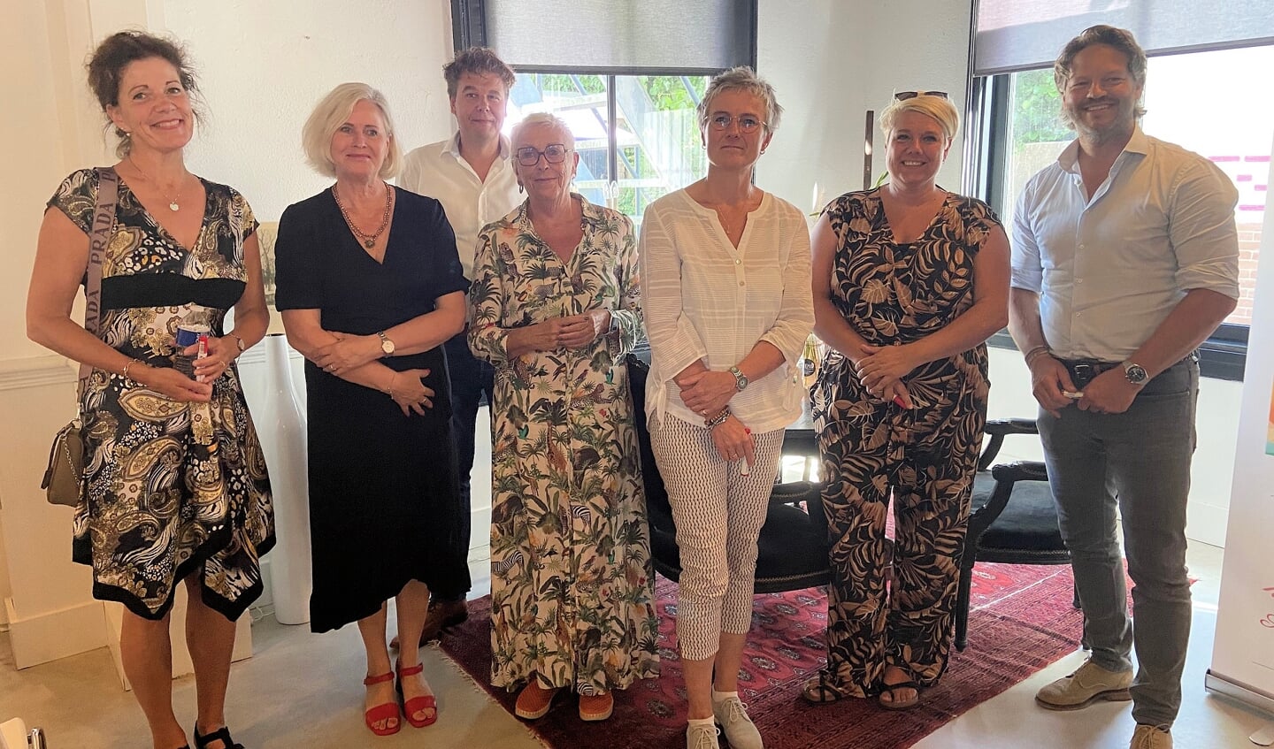 V.l.n.r.: Maureen van Dongen (Leeuwenhof Zorg), Clémence Ross-Van Dorp, Joost Lammers (Zorgcirkel), Petra Okker (Aristo zorg), Marjolein Groot (’t Huis Lioba), Kirsten Gruijters (Warm Thuis), Yuri van den Bogaerde (Mantelzorgcentrum)