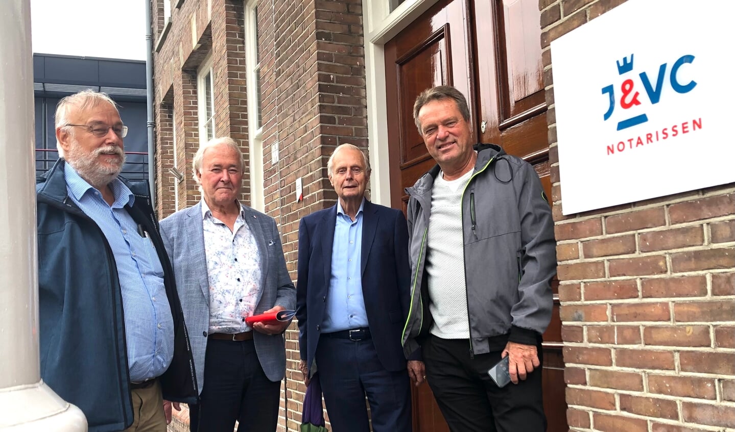 Het stichtingsbestuur (vlnr):Wim Moonen (penningmeester), Adrie Winkelaar (secretaris)  Bertus Berghuis (adviseer en raadsman) en Luuk Klaassen (voorzitter).