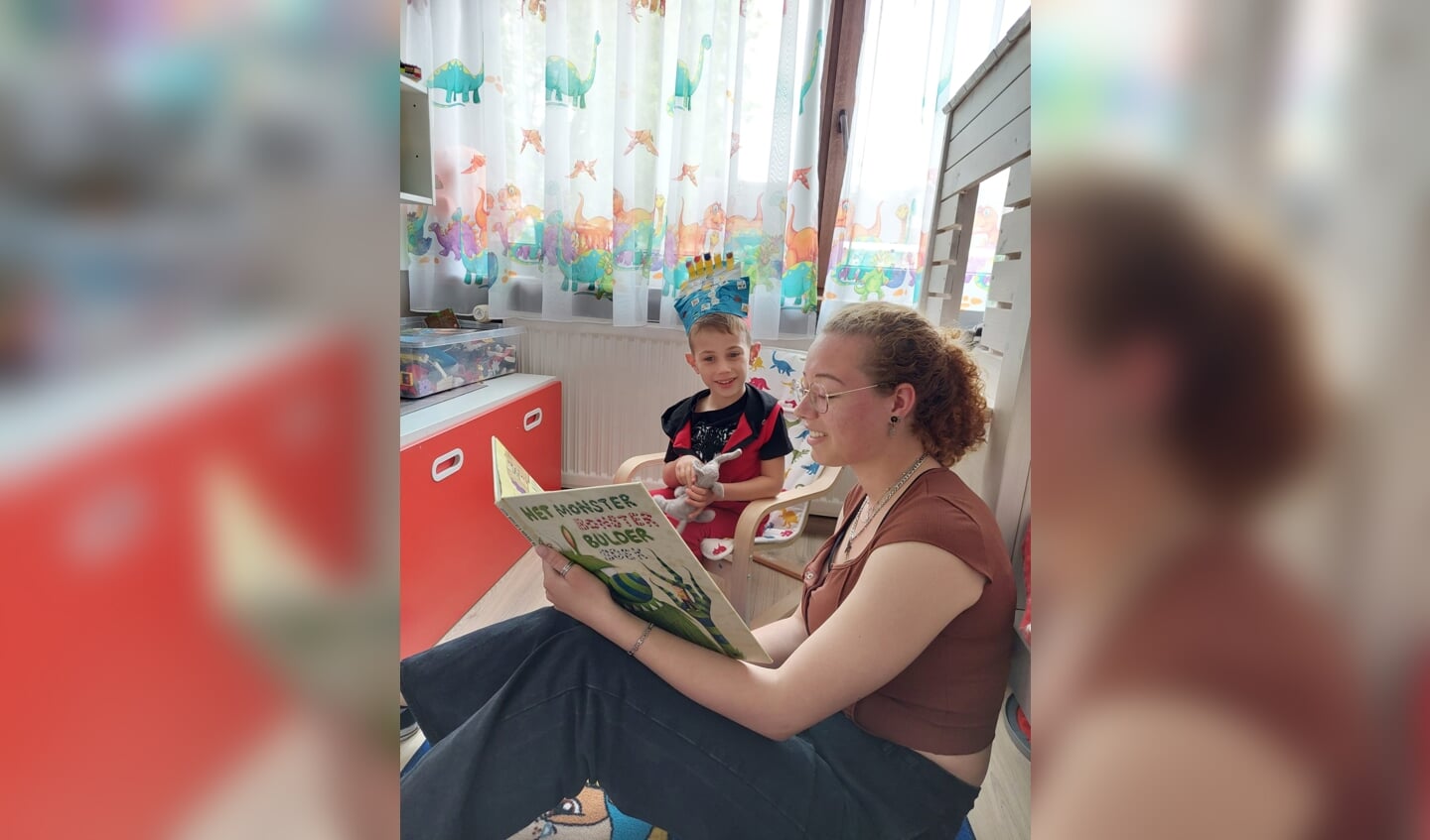 Lisa haalt plezier uit het voorlezen voor kinderen.