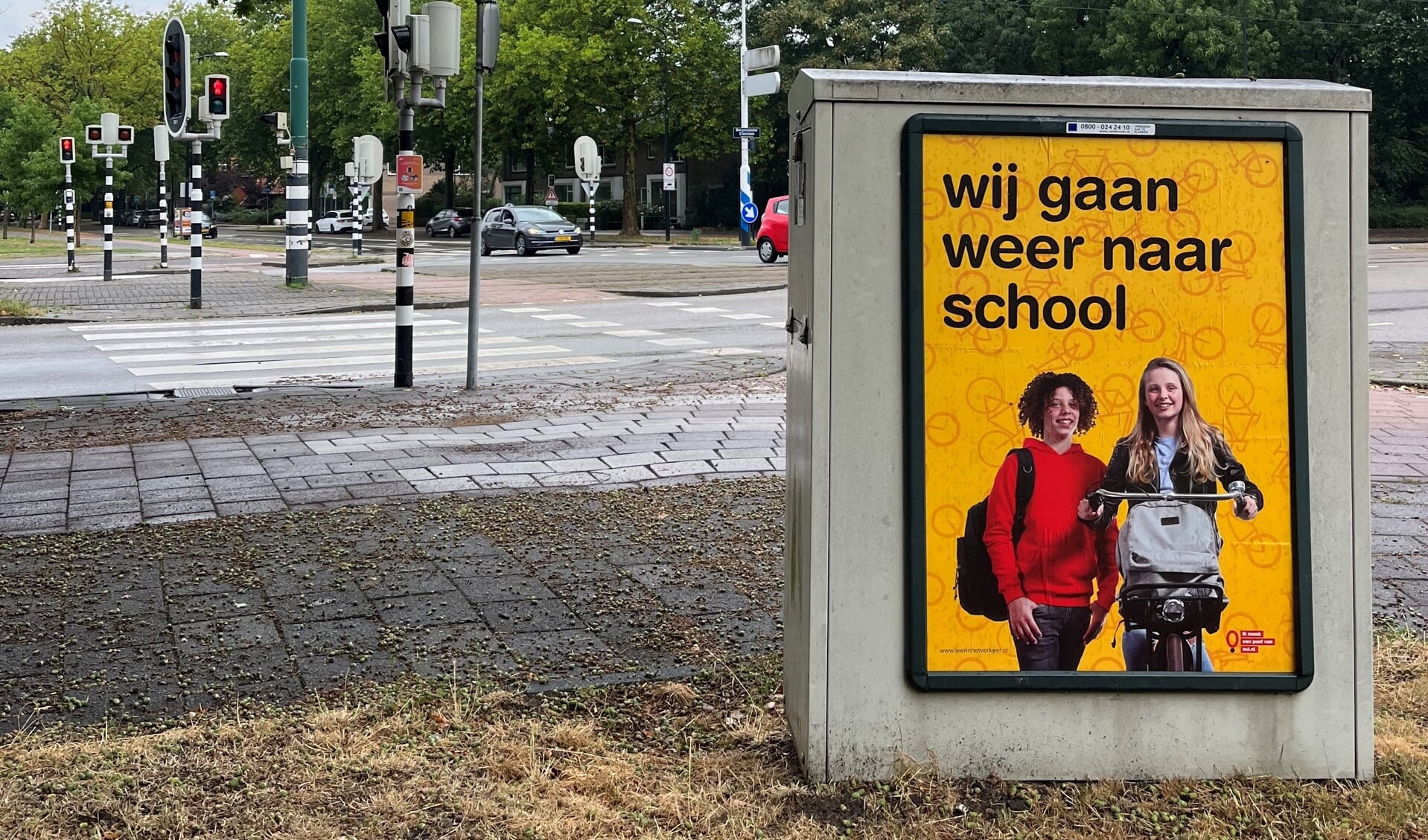Verspreid over de stad zijn verschillende borden en posters geplaatst met de tekst ‘Wij gaan weer naar school’. 