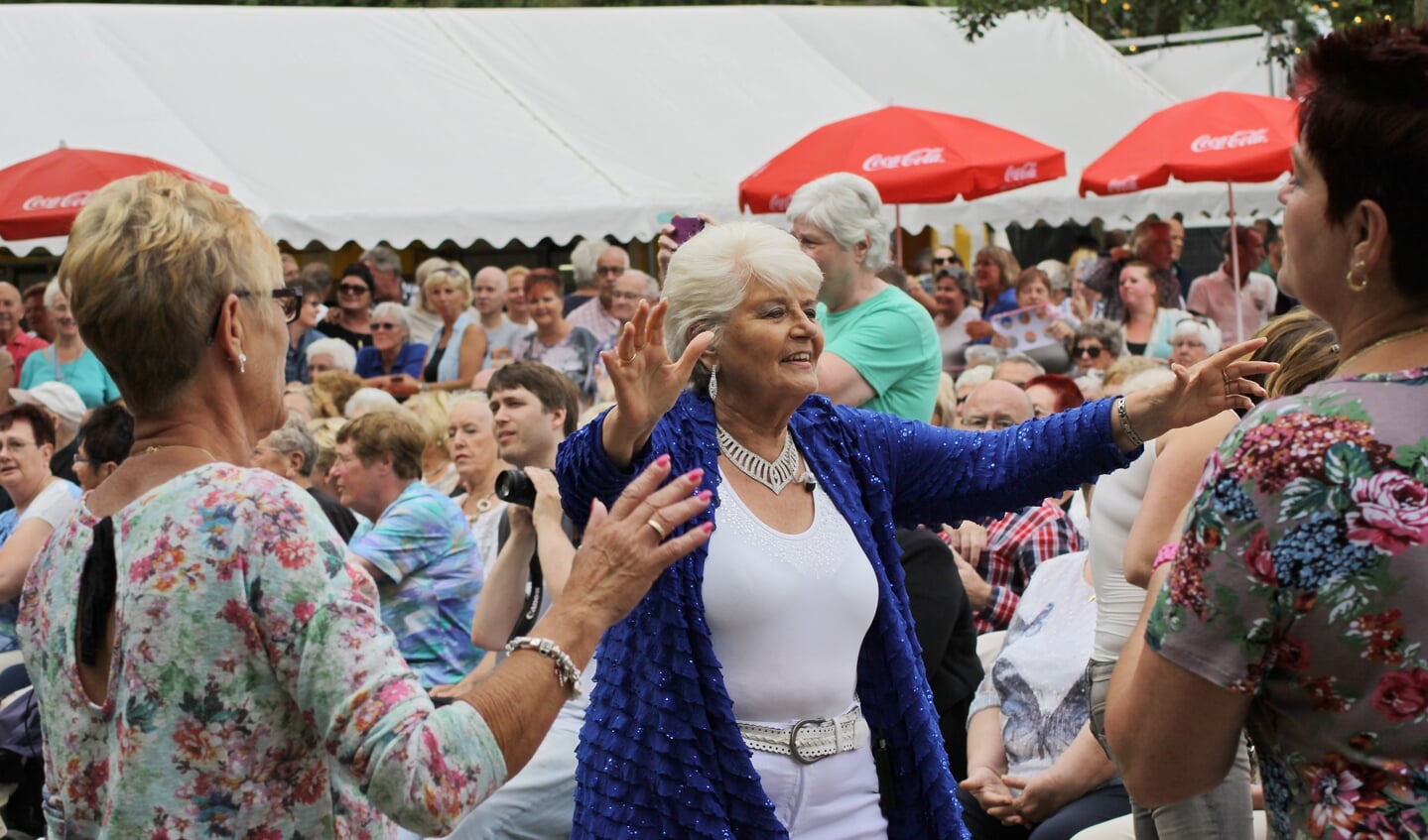 Rita Young is er altijd voor haar fans en gaat onverminderd door met zingen en optreden.