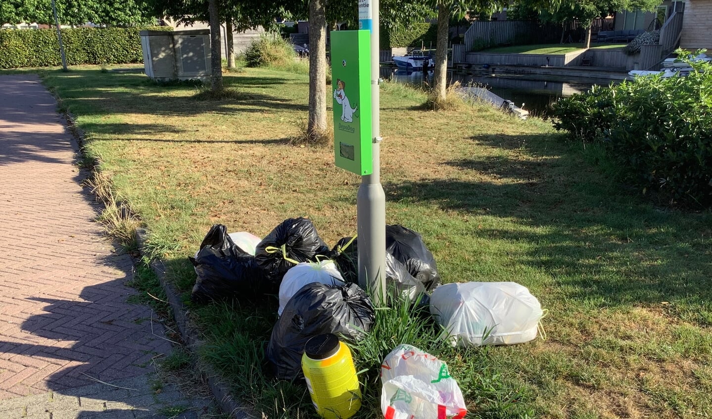 Aan de Schepenlaan in Medemblik werden vrijdagavond 12 augustus een aantal vuilniszakken gedumpt.