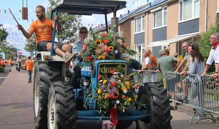 Het winnende koppel Jorn Poelwijk en Marjolein van der Post op hun versierde tractor.