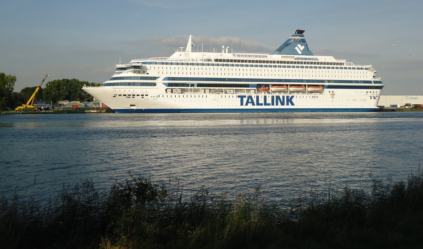 Cruiseschip De Silja Europa aangemeerd aan de VOB-kade        