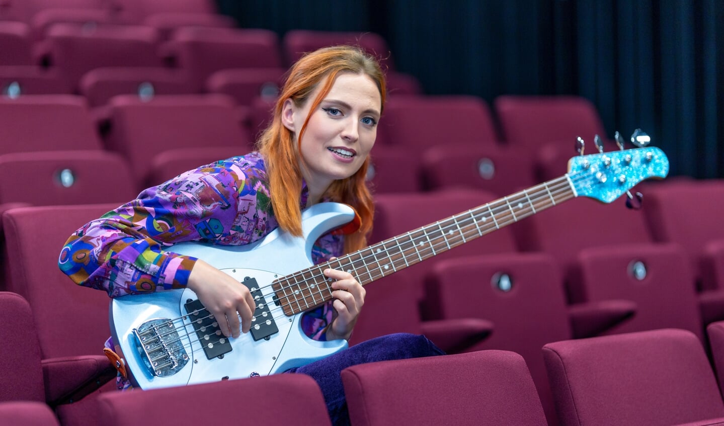 Madelief met haar geliefde instrument: de basgitaar. Zondag kun je haar in actie zien tijdens Bare Bones.