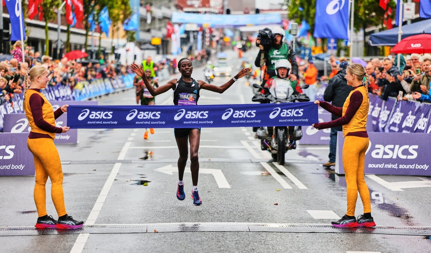 De 29-jarige Keniaanse Magaret Kipkemboi kwam solo met haar handen in de lucht over de streep in 50.42 minuten.