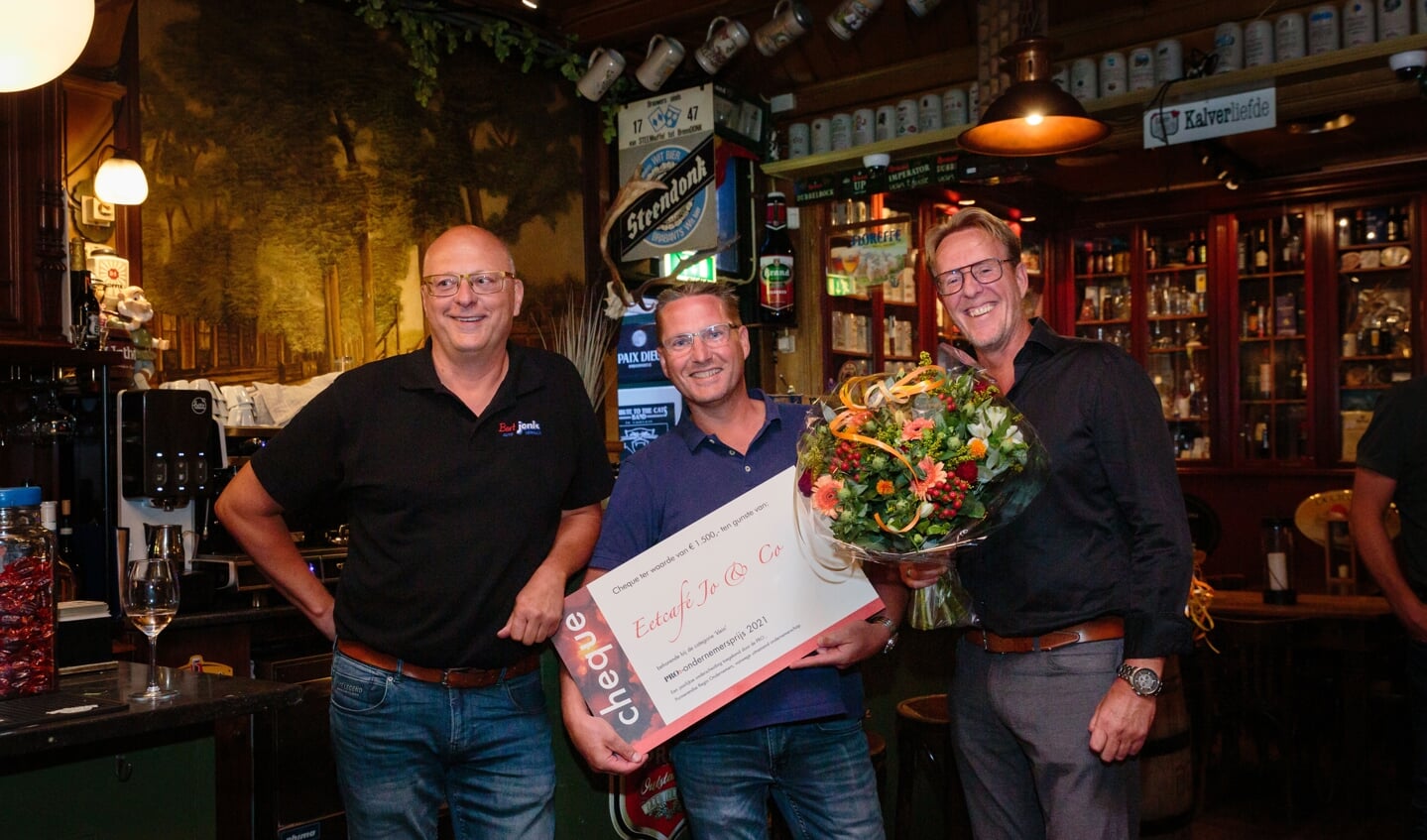 Jeroen de Wolf van Jo&Co, geflankeerd door Marco Dekker (l) en Henry Wassink van PRO:, neemt de cheque in ontvangst.
