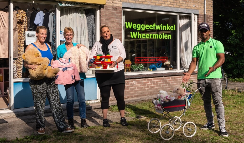 Linda Teunissen, Esther van Wurf, Nancy van Dijk en Gavin Smit (van links naar rechts) voor de Weggeefwinkel Wheermolen. 
