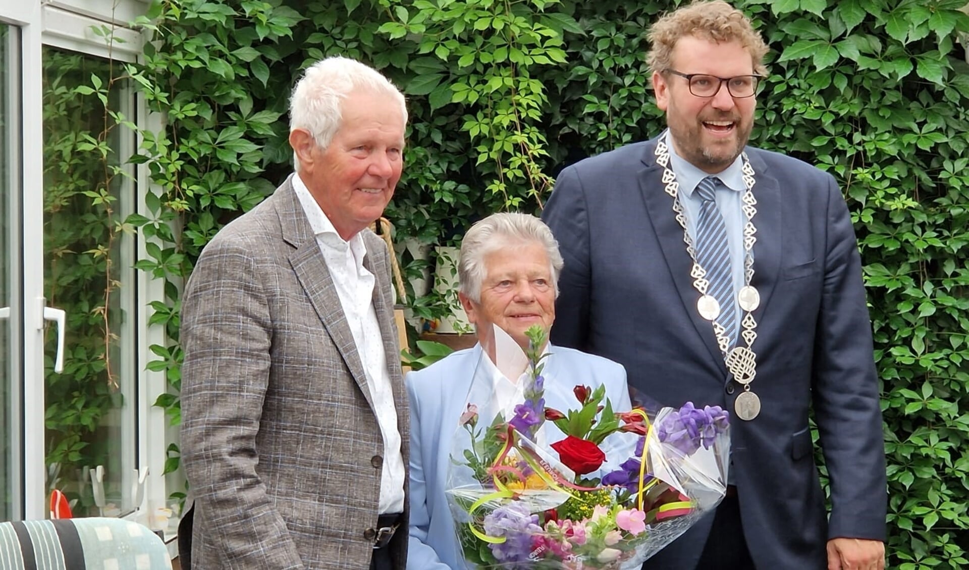 Hoog bezoek voor Jan en Nel, niemand minder dan burgemeester Poorter kwam hen persoonlijk feliciteren met hun diamanten trouwdag.