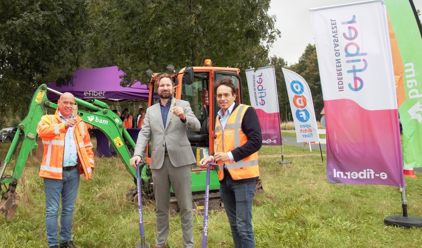 Eerste schop in de grond. V.l.n.r. Michel de Groot (Aannemer BAM), Valentijn Brouwer (wethouder) en Floris van den Broek (CEO Open Dutch Fiber).