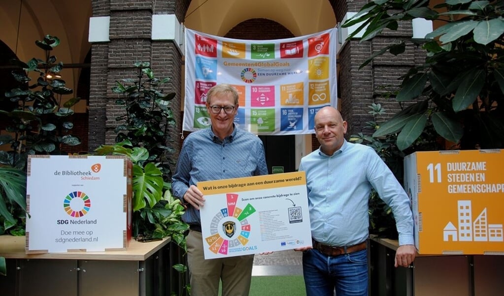 Excelsior'20 clubvoorzitter Ruud de Leede en voetbalvoorzitter George Leuver met de Global Goals-wiel (Foto: PR)