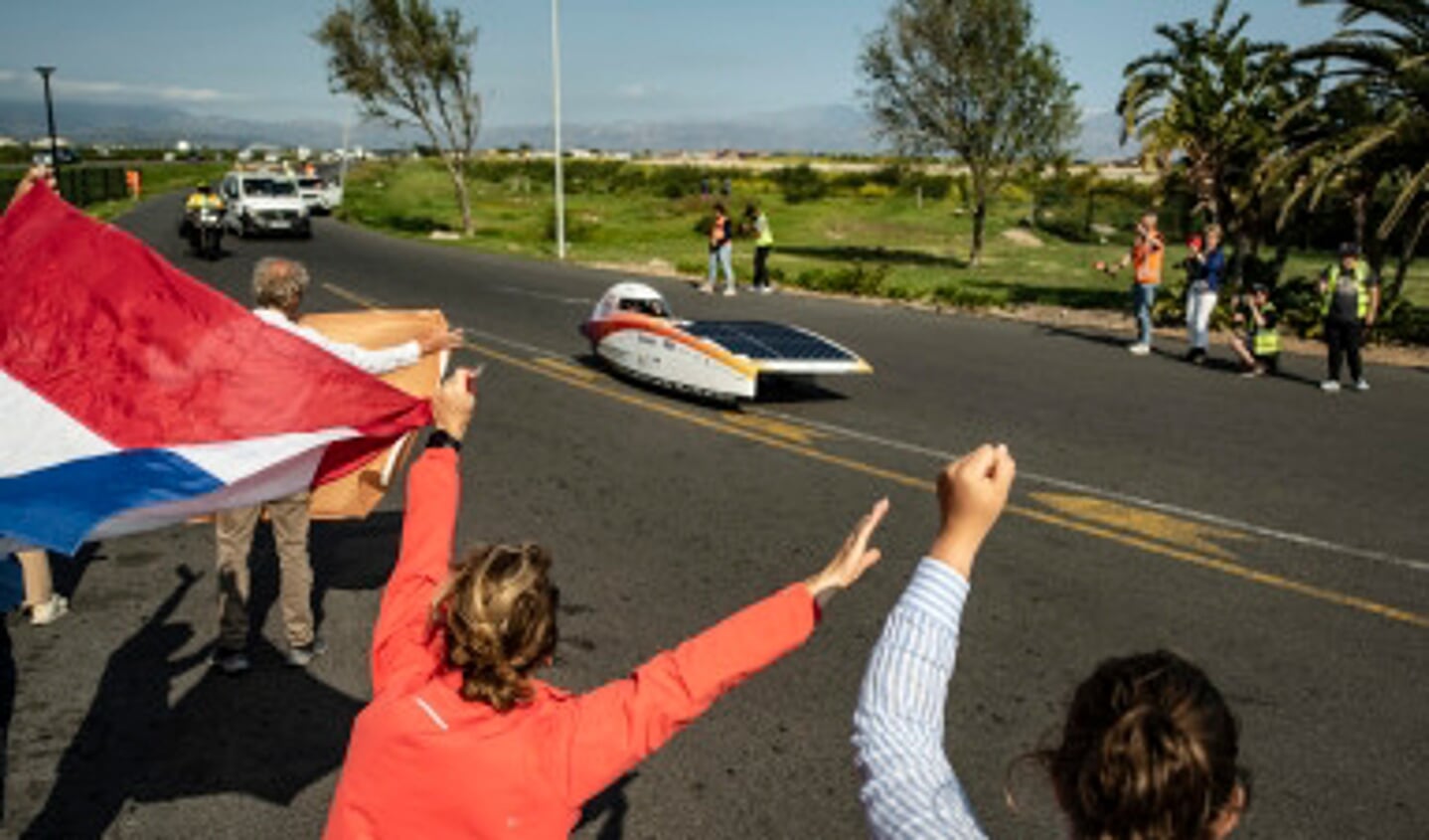  Lars van Keulen en zijn team winnen de Sasol Solar Challenge in Zuid-Afrika.