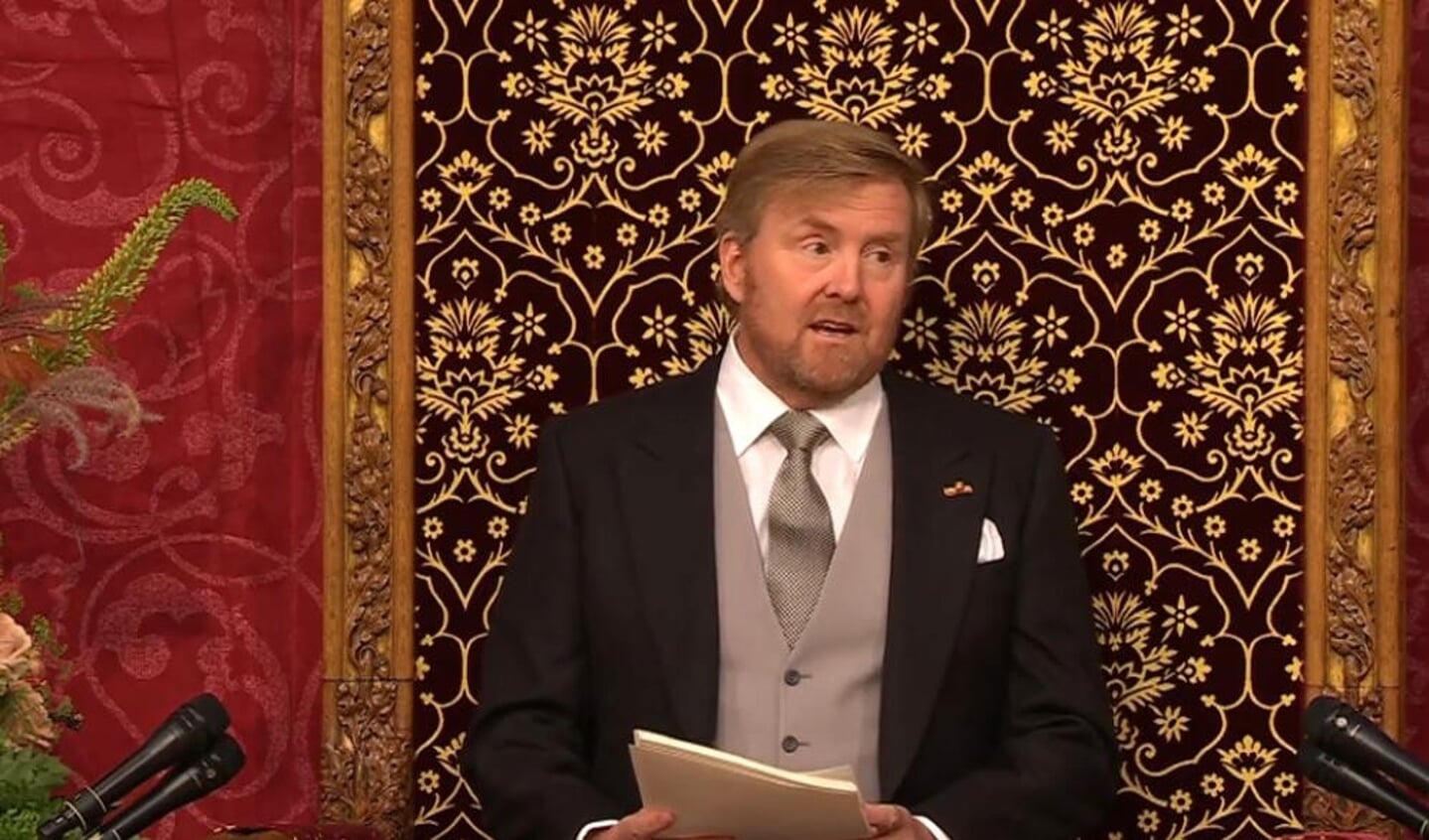 Koning Willem Alexander leest de troonrede voor tijdens de uitzending door de NOS/NPO.