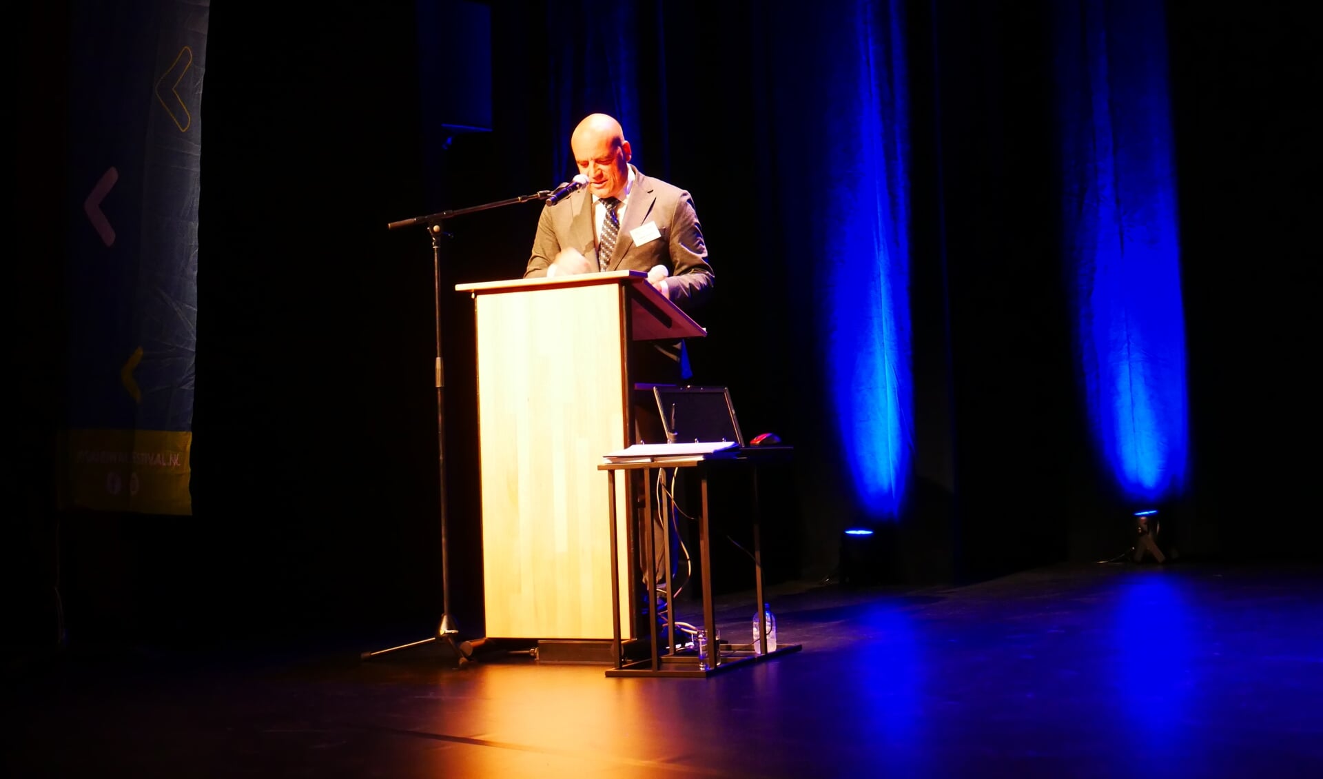 Wethouder Werner van Damme tijdens zijn speech op de eerste Strandwalbeurs.