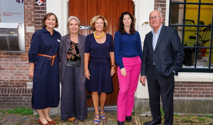 Tentoonstellingsmakers van “Dicht bij Mari Andriessen’ Monique van Royen en Antoinette Andriessen, kleindochter van Mari Andriessen, Laura van der Wijden - directeur Verwey Museum Haarlem, Diana van Loenen - Wethouder van Cultuur van de Gemeente Haarlem en Wim van Krimpen - bestuurslid Stichting Kees Verwey (o.a. voormalig directeur Kunsthal Rotterdam, Fries Museum in Leeuwarden en Kunstmuseum Den Haag)