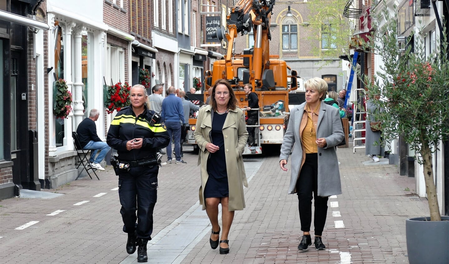 Burgemeester Ellen van Selm (midden) liet zich uitgebreid bijpraten.
