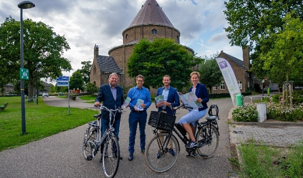 Overhandiging nieuwe fietsroutes aan (vlnr.) de wethouders Rob Opdam (gemeente Heiloo)  Robert te Beest (gemeente Alkmaar) en Falco Hoekstra (gemeente Dijk en Waard) door Miranda Tonkes (manager VVV Alkmaar). 