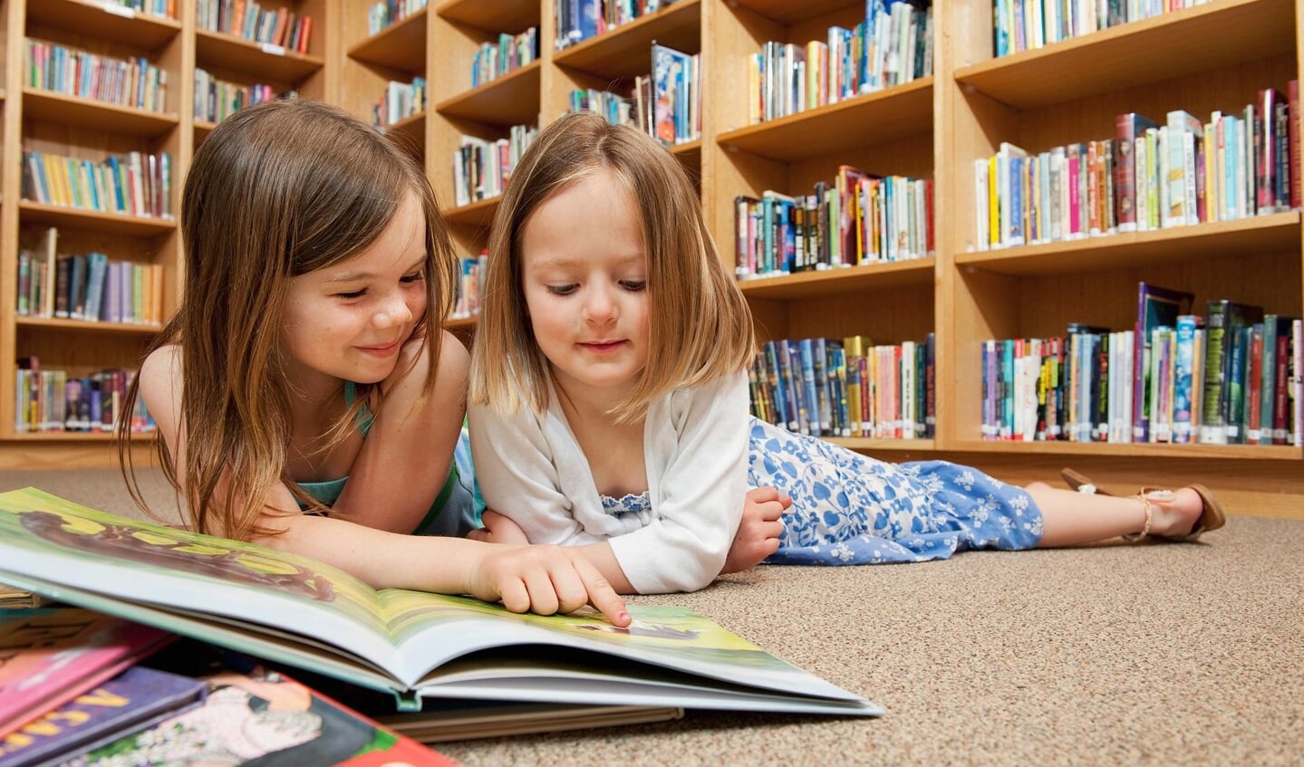 Lekker lezen tijdens de Kinderboekenweek Gi-Ga-Groen in de bibliotheek.