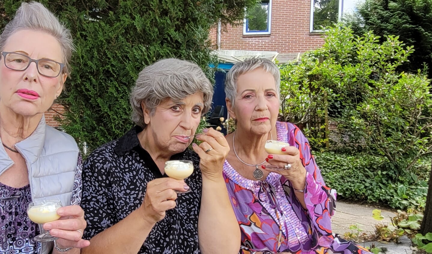 Truus Appelman, Ellen de Koning en Tonny van der Veen (v.l.n.r.) spelen Slangenvel.