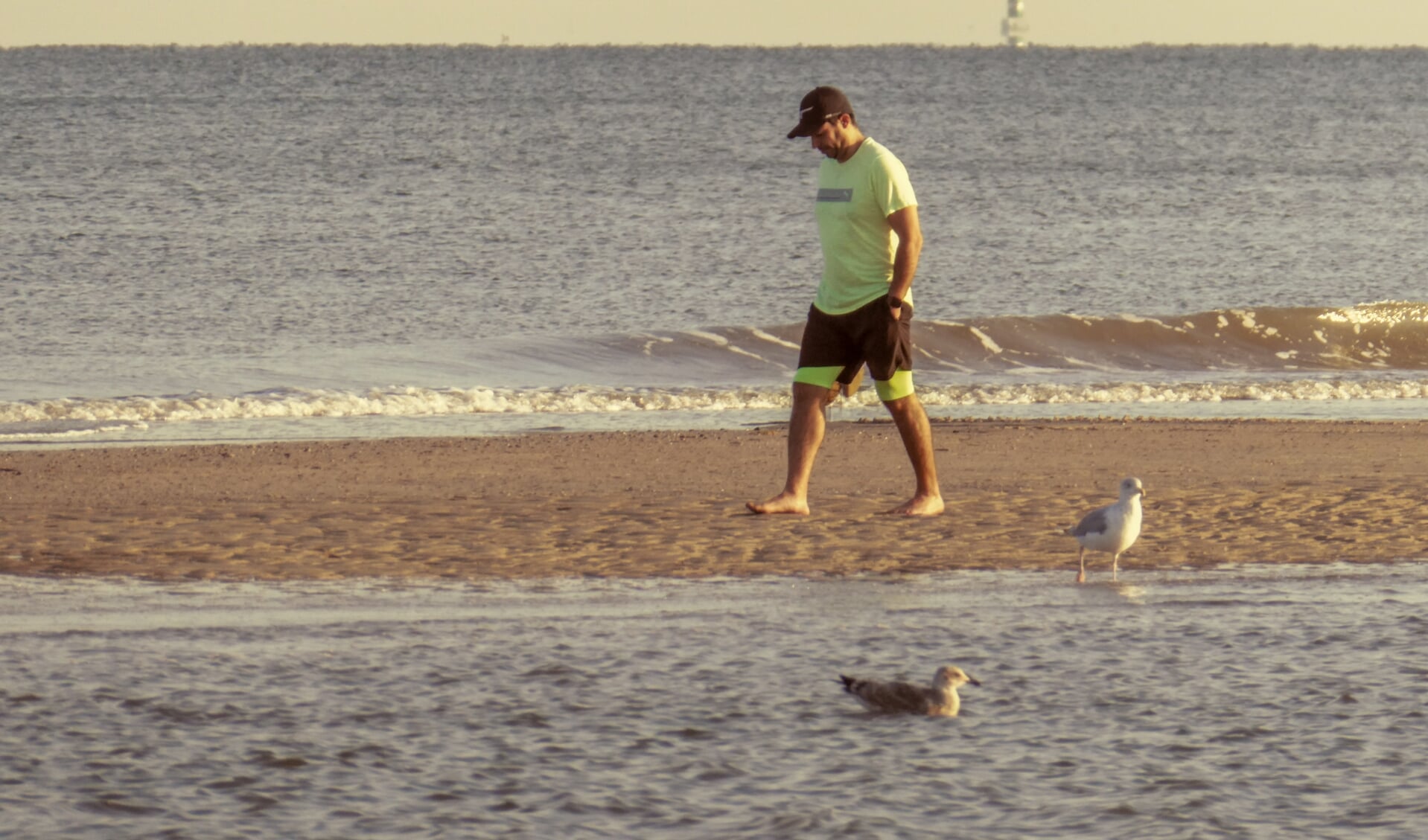 Hier loopt Luis Alvarez nog op het strand.