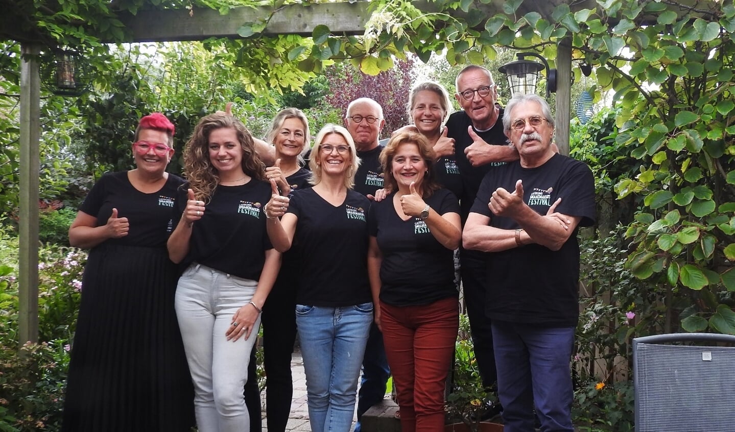De werkgroep: 'We zijn klaar voor volgend jaar'. V.l.n.r. Simone Veldt-Bakker, Nikki Kracht, Nicoline van Mulken, Mariska Tauber, Henk Ruijter, Anita Mooiweer, Ilse Hofstee, Wim van Vliet en Aart Tóth. Ontbrekend Viviènne Sanders en Edgar Nijman.