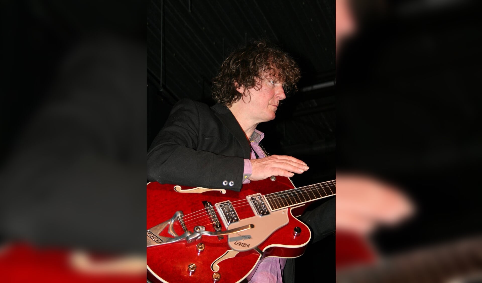 Ton Mulders, ooit winnaar van de Nederlandse Popprijs, is klassiek opgeleid gitarist en is een bekende muzikant in onze regio. 