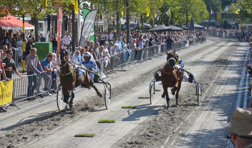 Paarden razen met bijna zestig kilometer per uur door de winkelstraat.