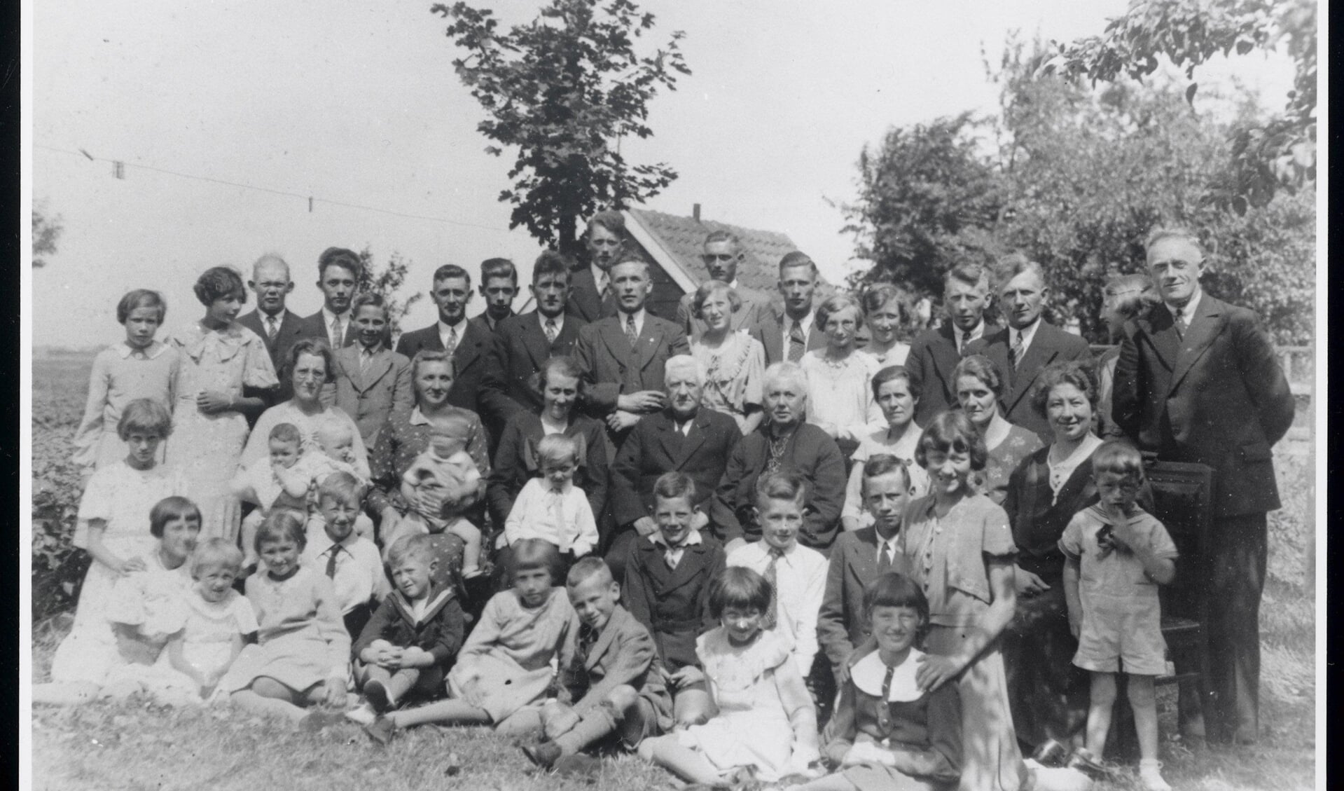 De familie Mak uit Wormer, met opa Jan Mak en opoe Marijtje Romein in het midden, 1936