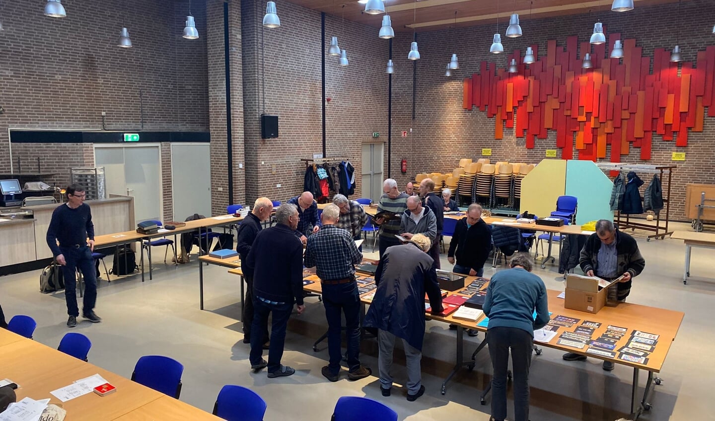 Postzegelvereniging de Post-Hoorn, met ruim 75 leden uit heel Westfriesland, komt tien keer per jaar bijeen in Wijkcentrum de Huesmolen.