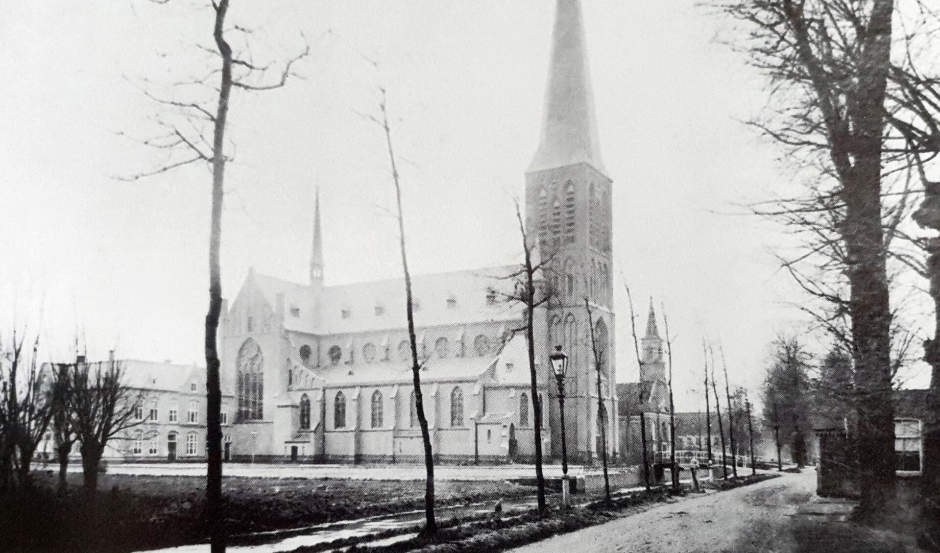 De nieuwe en de oude Bonifatiuskerk in 1898 nog broederlijk naast elkaar.