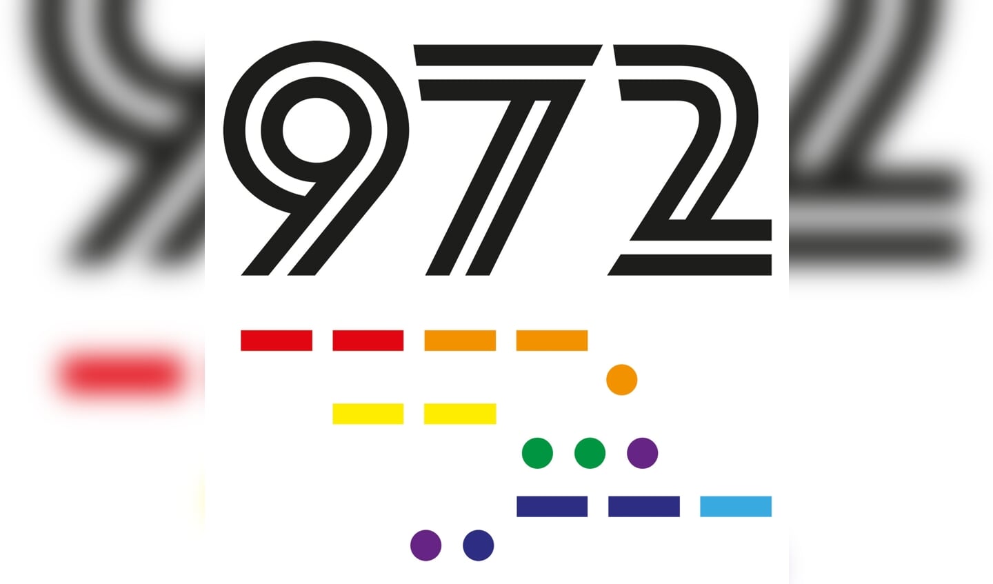 De strepen en punten in het logo vormen in Morse code de cijfers 9, 7, 2.