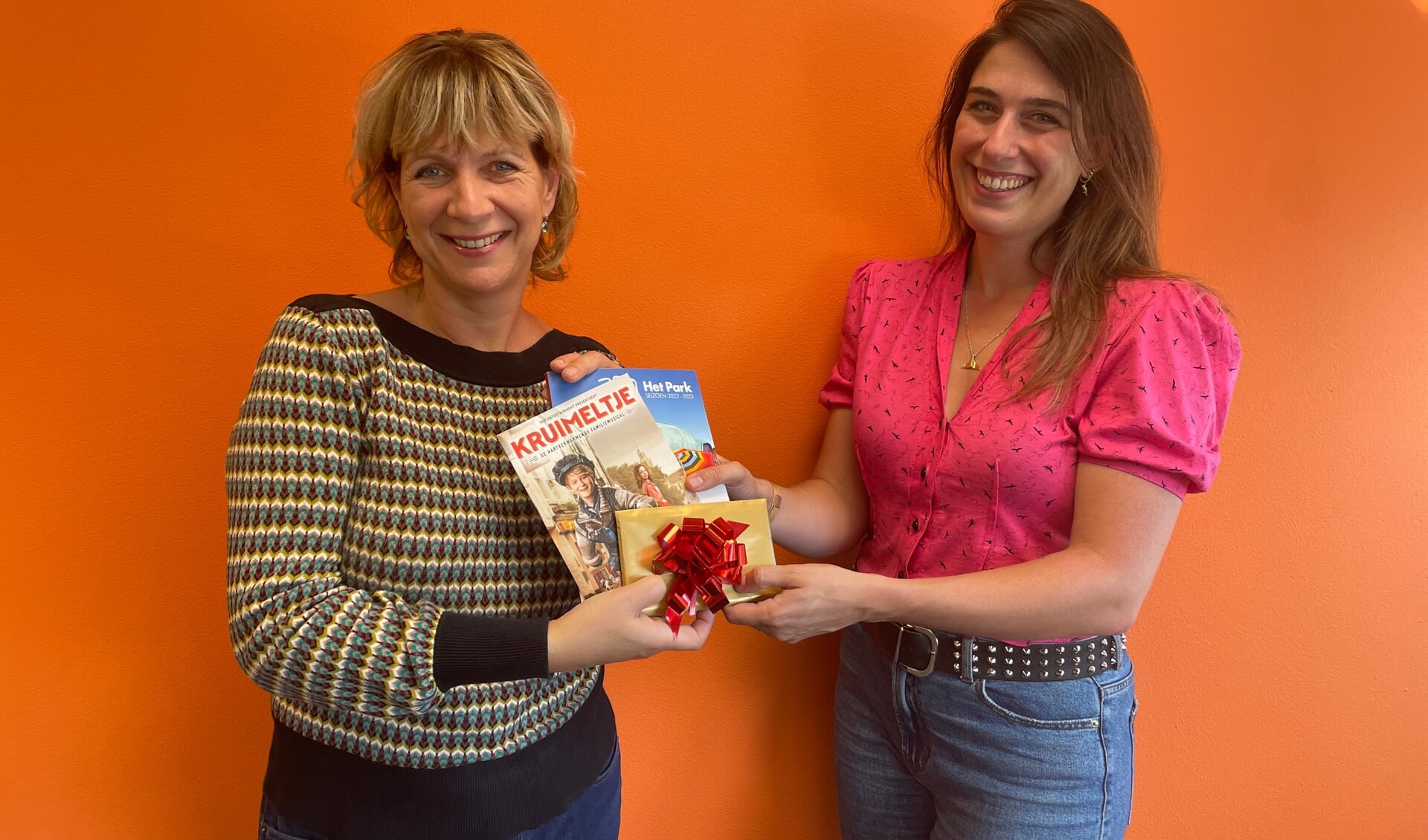 Links Miranda Zwart (Vrijwilligerspunt Hoorn) en rechts Daphne de Groot (marketeer Schouwburg Het Park). 